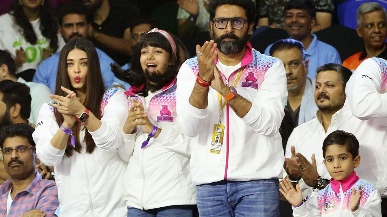 Aishwarya, Abhishek and Aaradhya were spotted twinning in matching jerseys of their team, Jaipur Pink Panthers. 